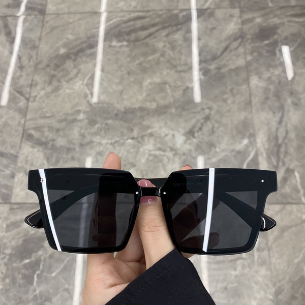 Modernūs moteriški kvadrato formos akiniai nuo saulės