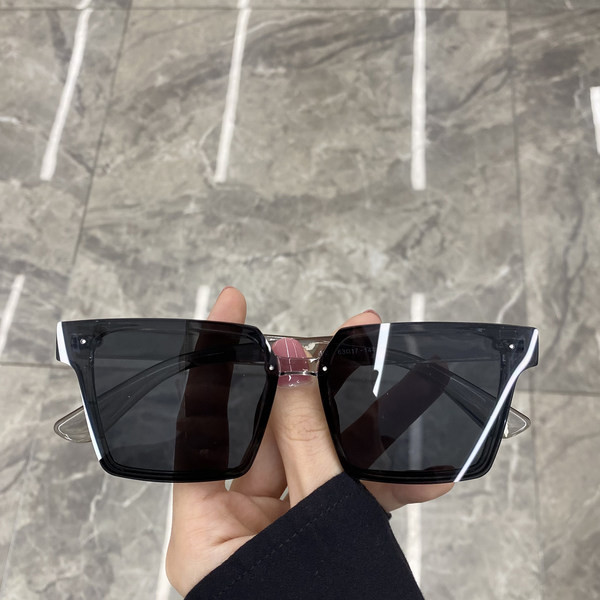 Modernūs moteriški kvadrato formos akiniai nuo saulės