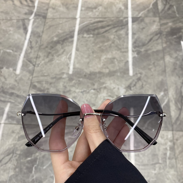 Modernūs akiniai moterims su spalvotais akiniais