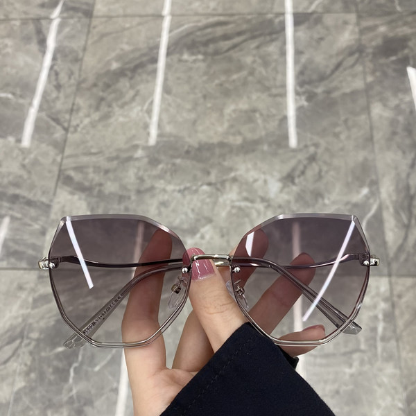 Modernūs akiniai moterims su spalvotais akiniais