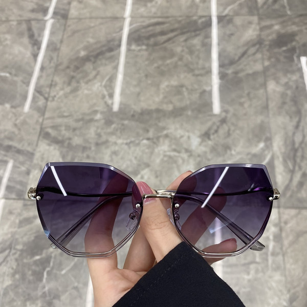 Modernūs akiniai moterims su spalvotais akiniais