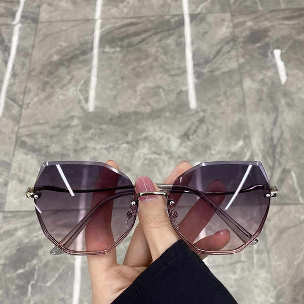 Modernūs akiniai moterims su spalvotais akiniais