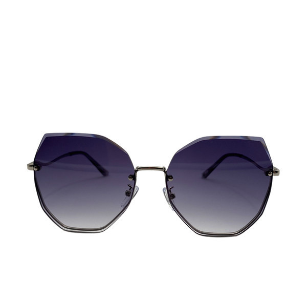 Modernūs akiniai moterims su spalvotais akiniais