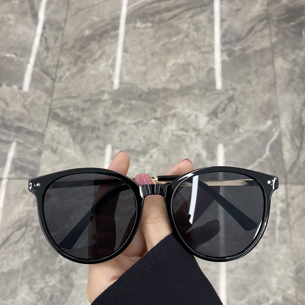 Naujas apvalių saulės akinių modelis ir ploni rėmeliai