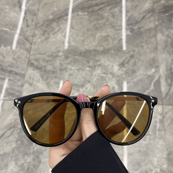 Naujas apvalių saulės akinių modelis ir ploni rėmeliai