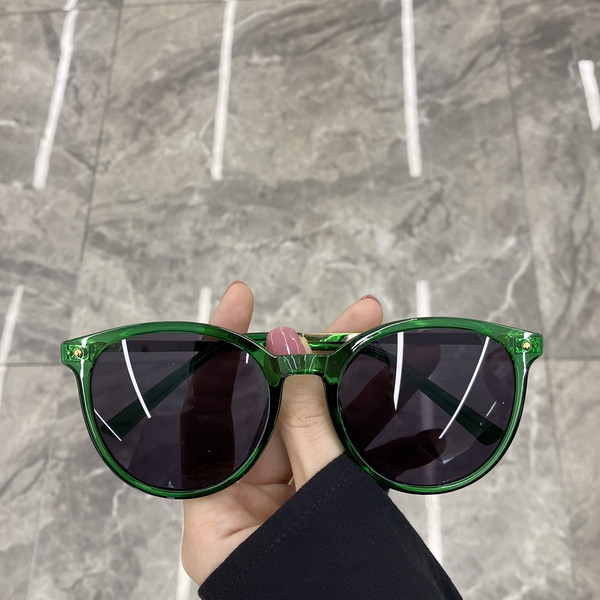 Naujas apvalių saulės akinių modelis ir ploni rėmeliai