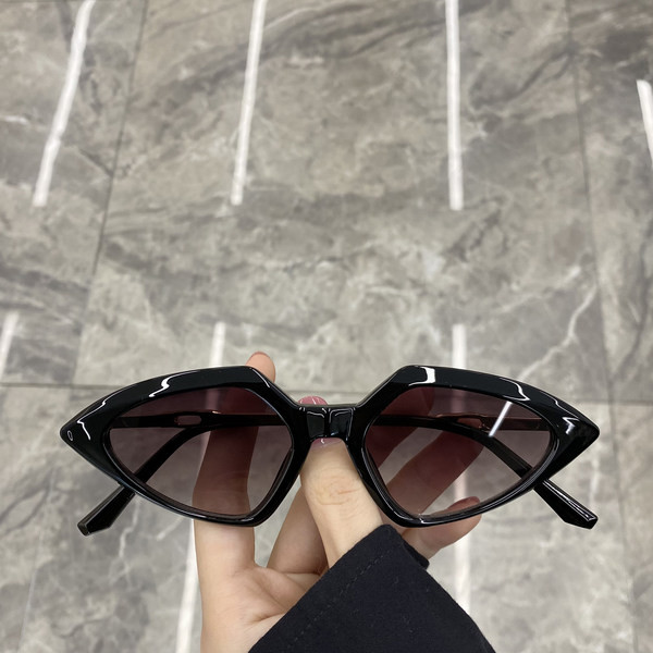 Naiste retroprillid – mitmes värvitoonis