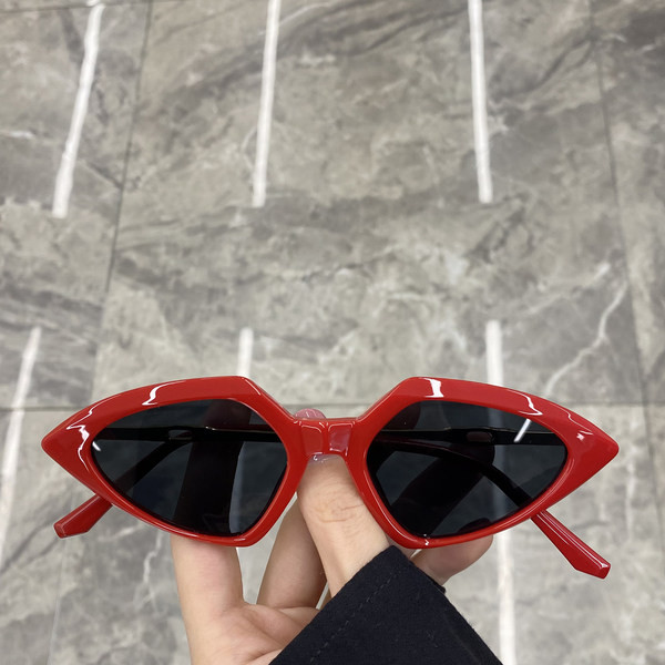 Naiste retroprillid – mitmes värvitoonis