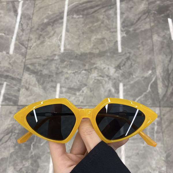 Naiste retroprillid – mitmes värvitoonis