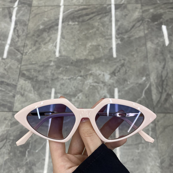 Naiste retroprillid – mitmes värvitoonis