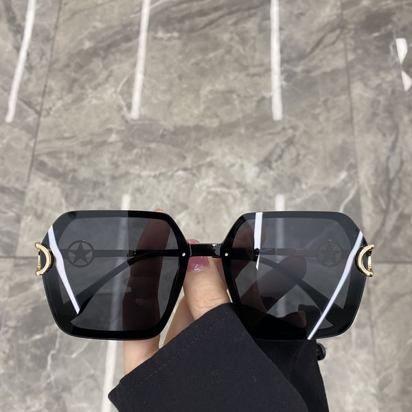 Naujo modelio moteriški akiniai nuo saulės metaliniu rėmeliu