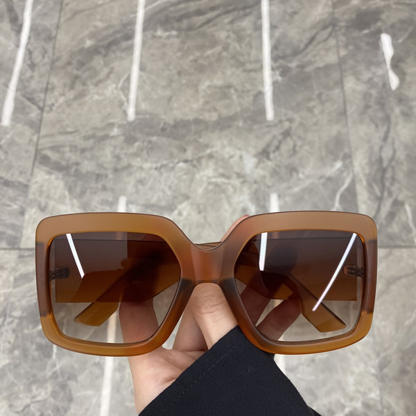 Uus laia raami ja UV-kaitsega naiste päikeseprillide mudel