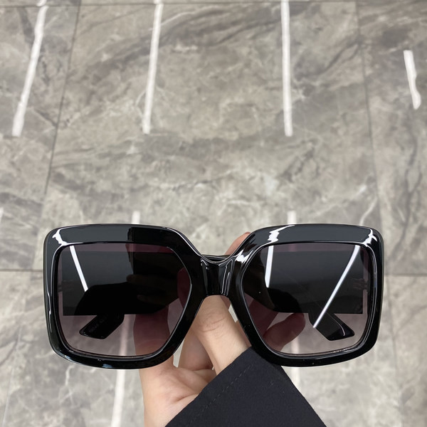 Uus laia raami ja UV-kaitsega naiste päikeseprillide mudel