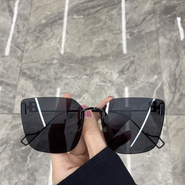 Moteriški kvadratiniai akiniai su metaliniais rėmeliais