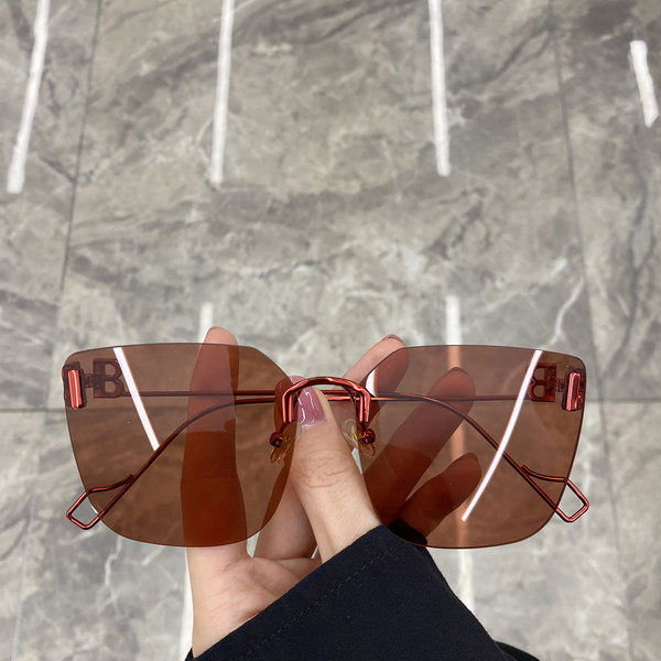 Moteriški kvadratiniai akiniai su metaliniais rėmeliais