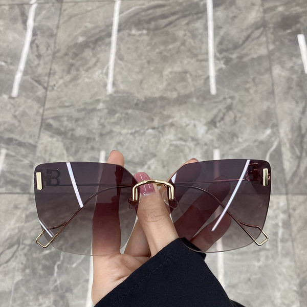 Moteriški kvadratiniai akiniai su metaliniais rėmeliais