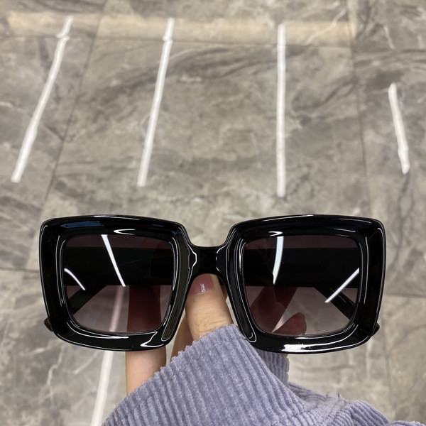 Plastikust raamiga kandilised klaasid