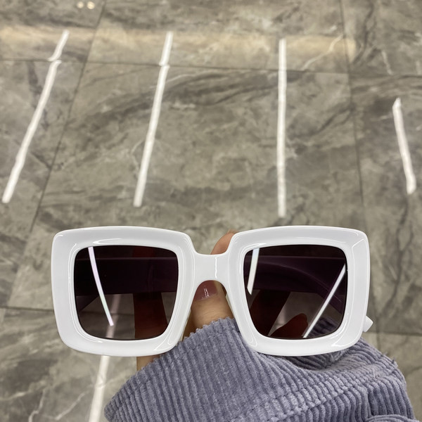 Plastikust raamiga kandilised klaasid