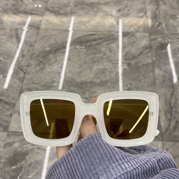 Plastikust raamiga kandilised klaasid