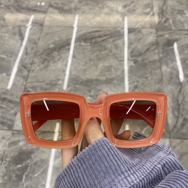 Plastikust raamiga kandilised klaasid