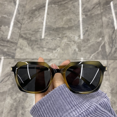 Naiste kaasaegsed prillid laia plastikraamiga