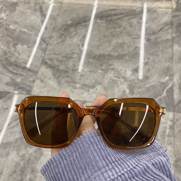 Naiste kaasaegsed prillid laia plastikraamiga