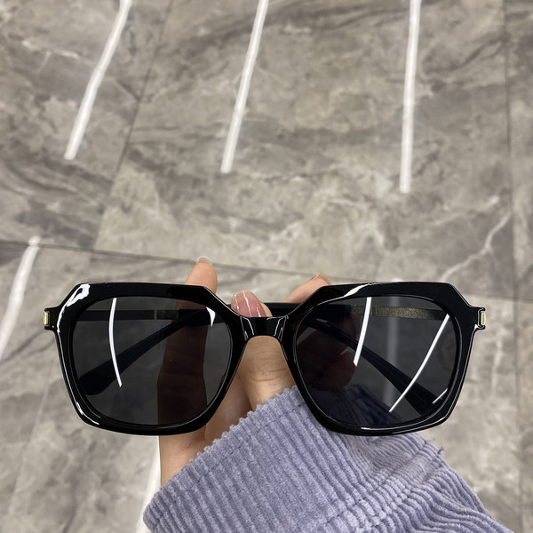 Naiste kaasaegsed prillid laia plastikraamiga