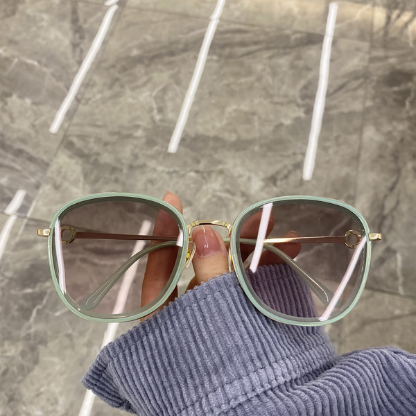 Naiste vabaajaprillid ümara kujuga