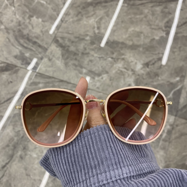 Naiste vabaajaprillid ümara kujuga