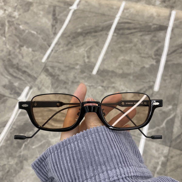 Moteriški akiniai su spalvotais lęšiais ir metaliniu rėmeliu