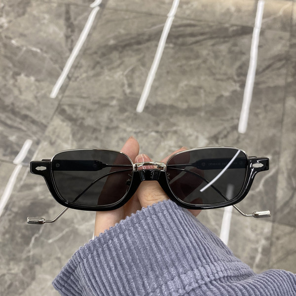 Moteriški akiniai su spalvotais lęšiais ir metaliniu rėmeliu