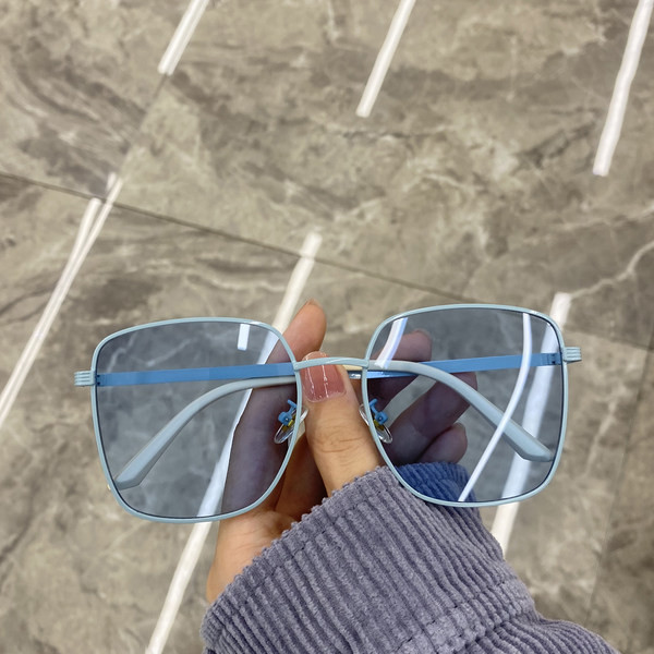 Moodsad naiste prillid õhukese värvilise raamiga