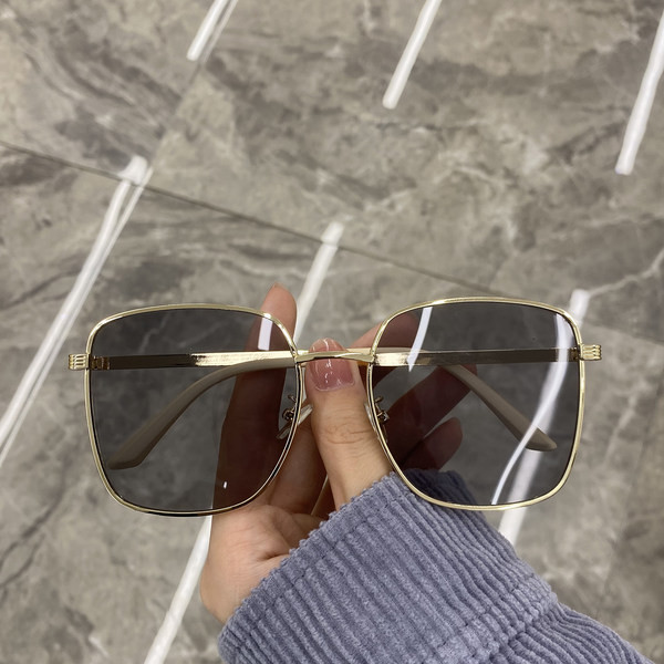 Moodsad naiste prillid õhukese värvilise raamiga