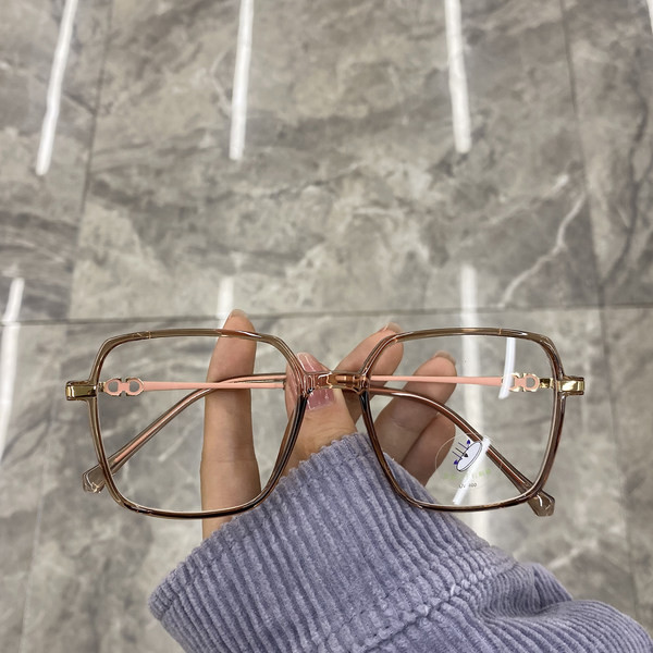 Moodsad õhukeste värviliste raamidega naiste prillid