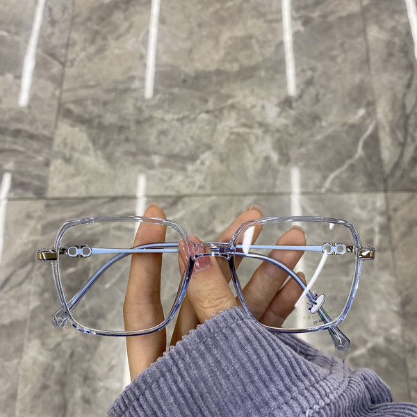 Moodsad õhukeste värviliste raamidega naiste prillid