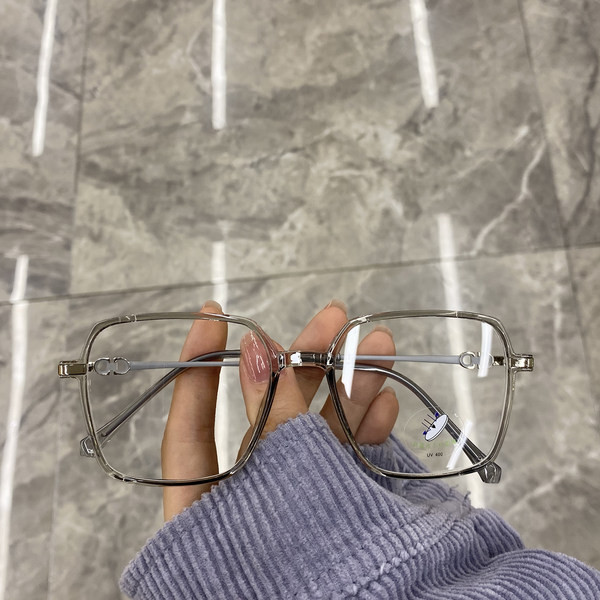 Moodsad õhukeste värviliste raamidega naiste prillid