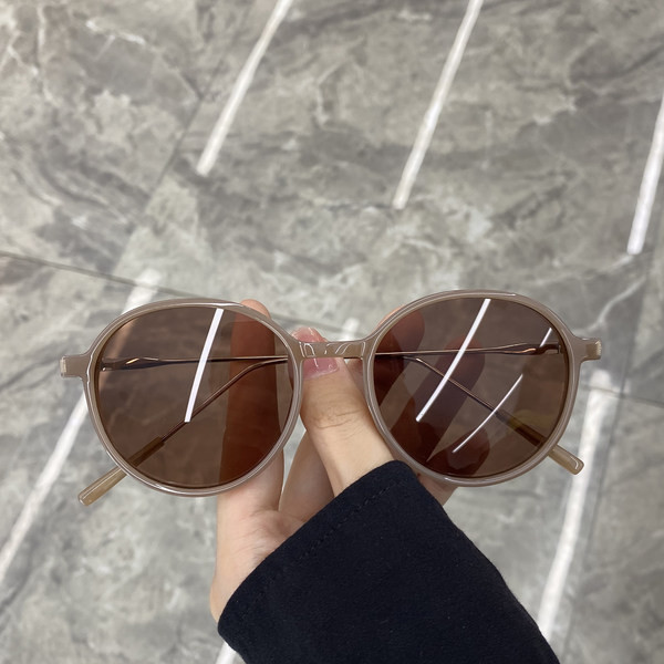 Moteriški akiniai ovalo formos ir plonu rėmeliu