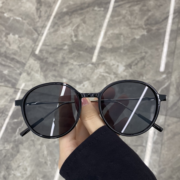 Moteriški akiniai ovalo formos ir plonu rėmeliu