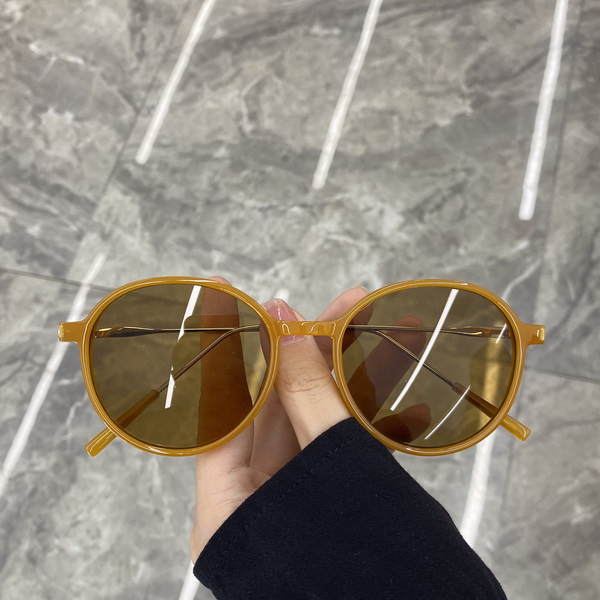 Moteriški akiniai ovalo formos ir plonu rėmeliu