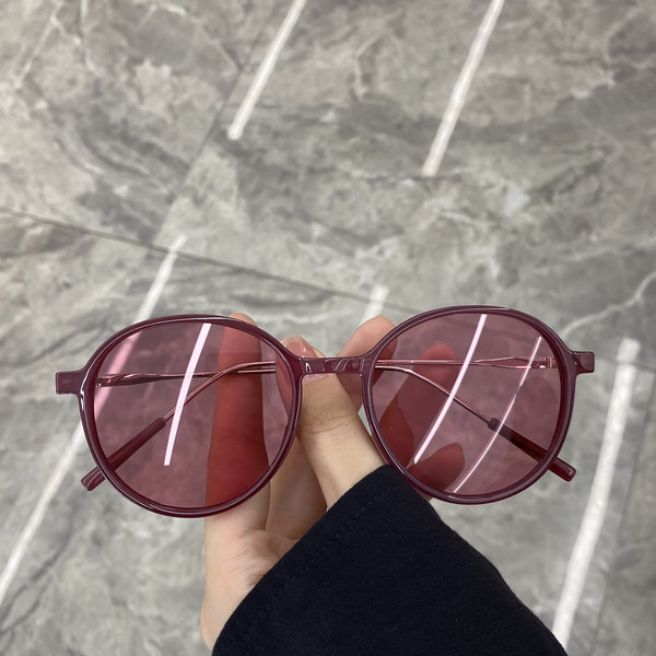 Moteriški akiniai ovalo formos ir plonu rėmeliu