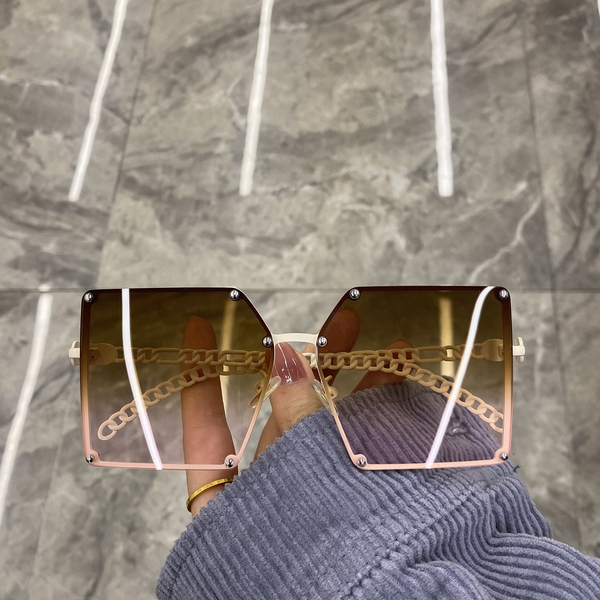 Moteriški akiniai su dideliais kvadratiniais lęšiais ir metaliniu rėmeliu