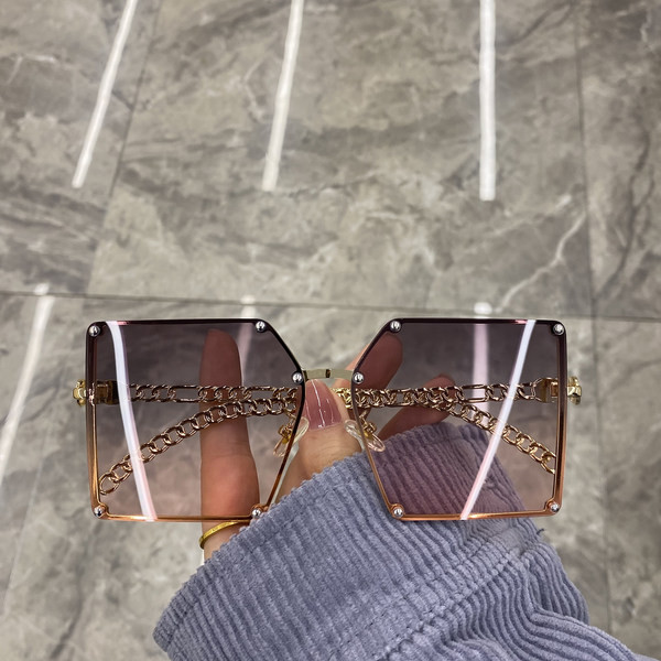 Moteriški akiniai su dideliais kvadratiniais lęšiais ir metaliniu rėmeliu