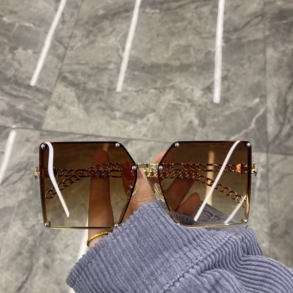 Moteriški akiniai su dideliais kvadratiniais lęšiais ir metaliniu rėmeliu