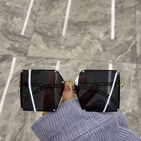 Moteriški akiniai su dideliais kvadratiniais lęšiais ir metaliniu rėmeliu