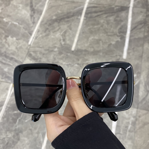 Naujas kvadratinių akinių modelis plonais rėmeliais