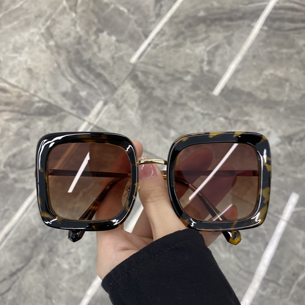 Naujas kvadratinių akinių modelis plonais rėmeliais