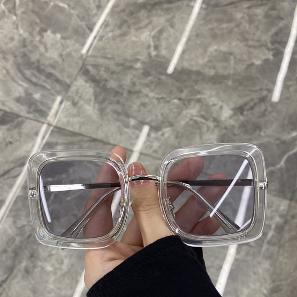 Naujas kvadratinių akinių modelis plonais rėmeliais