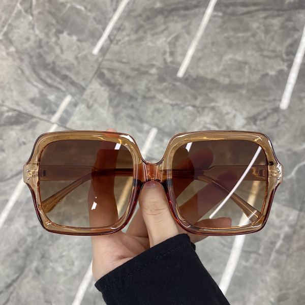 Moodsad neljakandilised prillid naistele