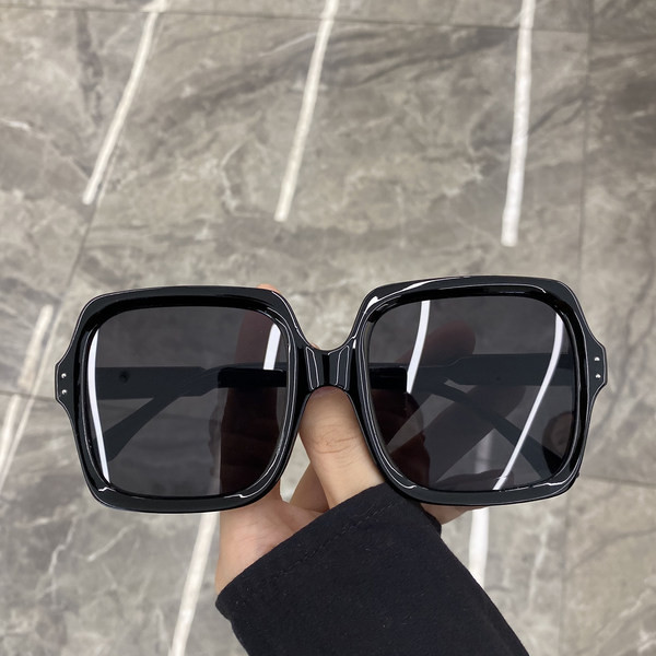 Moodsad neljakandilised prillid naistele