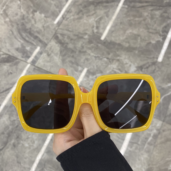 Moodsad neljakandilised prillid naistele